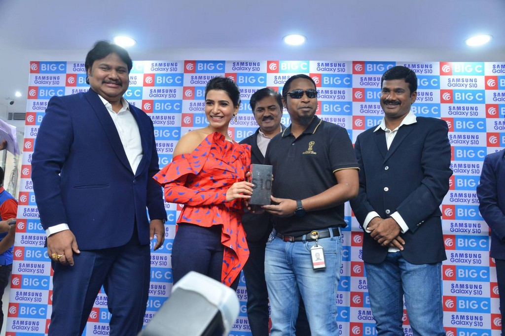 Samantha Launches Samsung S10e Mobile at Big C